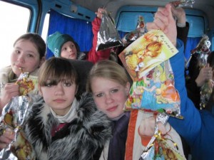 christmas day gifts 300x225 Holy Days in Belarus    Christmas Ministry 1
